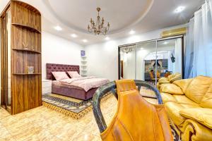 1-room VIP apartment in the Druzhby Narodiv metro station في كييف: غرفة معيشة مع سرير وأريكة