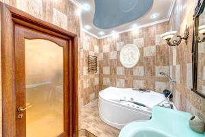 1-room VIP apartment in the Druzhby Narodiv metro station في كييف: حمام مع حوض ومغسلة