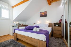 1 dormitorio con 1 cama grande con sábanas moradas en Chiefs Suite - Kriste en Dubrovnik