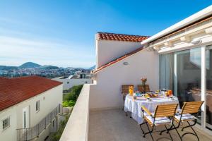 patio con mesa y sillas en el balcón en Chiefs Suite - Kriste, en Dubrovnik