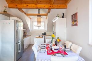 Kuchyň nebo kuchyňský kout v ubytování Chiefs Suite - Kriste + 16 fotografií