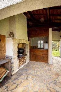an outdoor kitchen with a stone brick oven at Maison 5 chambres #8pers #Stationnement gratuit in Cognac
