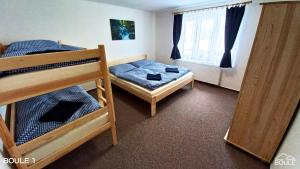 Giường trong phòng chung tại Apartmány Boule
