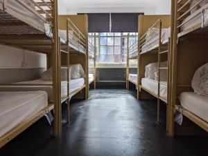 Cette chambre comprend plusieurs lits superposés et une fenêtre. dans l'établissement Rock n Bowl, à Bristol