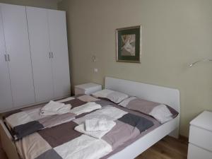 1 dormitorio con 1 cama con toallas en Sunshine GuestHouse, en Cannero Riviera