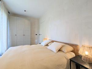 una camera da letto con un grande letto con due cuscini di Villa Agapanto a Pacengo di Lazise