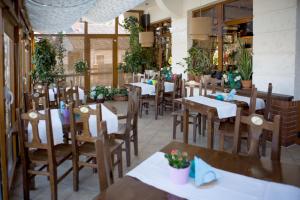 ルブリンにあるHotel Na Rogatceのテーブルと椅子が備わるレストラン