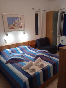Postel nebo postele na pokoji v ubytování Alkistis Cozy by The Beach Apartment in Ikaria Island inTherma Bay - 2nd Floor