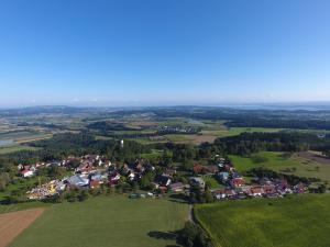 een luchtzicht op een klein dorp in een groen veld bij Pension Adler in Owingen