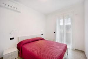 ein weißes Schlafzimmer mit einem rosa Bett und einem Fenster in der Unterkunft Antichi Ricordi - Le Giare in Molino Nuovo + 10 Fotos