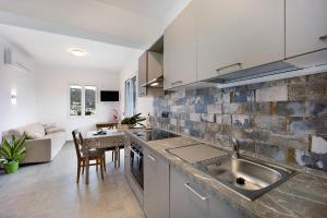 eine Küche mit Spüle und Tisch in einem Zimmer in der Unterkunft Antichi Ricordi - Le Giare in Molino Nuovo
