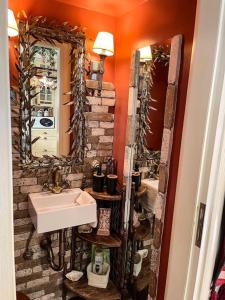 y baño con lavabo y espejo. en Maison De Poupee, en Loutra Oraias Elenis