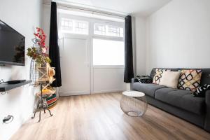 Televízia a/alebo spoločenská miestnosť v ubytovaní HSH Traversière-Boulogne-Billancourt I Appartement 4P