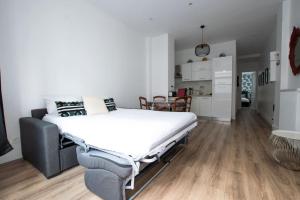 um quarto com uma cama grande e uma cozinha em HSH Traversière-Boulogne-Billancourt I Appartement 4P em Boulogne-Billancourt