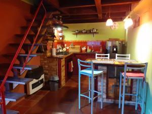 y cocina con mesa, sillas y fogones. en Laurel Candelaria Sweet Homes, en Bogotá