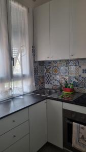 A kitchen or kitchenette at La piccola Perla