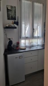A kitchen or kitchenette at La piccola Perla
