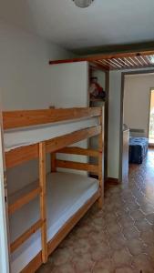 een kamer met stapelbedden in een huis bij Bel appartement avec piscine proche des plages in Six-Fours-les-Plages