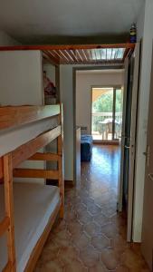 een kamer met stapelbedden en uitzicht op een veranda bij Bel appartement avec piscine proche des plages in Six-Fours-les-Plages +31 foto's