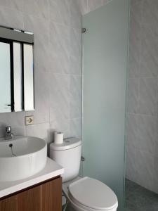 Koupelna v ubytování Devanora Hotel & Resto
