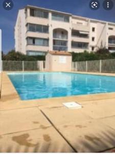 Basen w obiekcie Riviera avec piscine lub w pobliżu