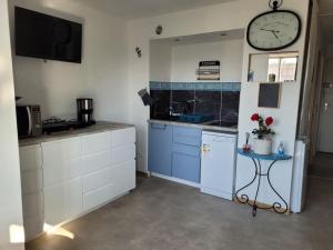 Kuchnia lub aneks kuchenny w obiekcie Riviera avec piscine