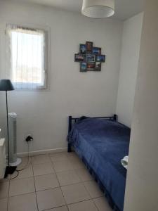 Łóżko lub łóżka w pokoju w obiekcie Riviera avec piscine