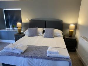 1 dormitorio con 1 cama con toallas en The Roade House, en Northampton