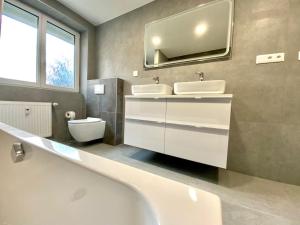 łazienka z 2 umywalkami i toaletą w obiekcie Apartmán Samuel Prievidza w mieście Prievidza