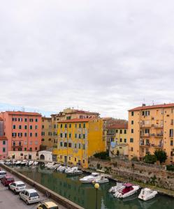 un grupo de edificios y barcos en un puerto en LE STREGHE rooms e art con garage en Livorno