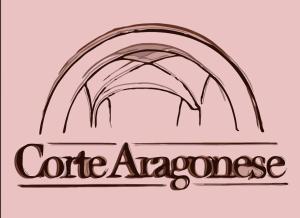 un logo di caffè arverne su sfondo rosa di Corte Aragonese a Piano di Sorrento