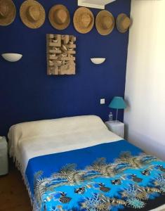 una camera blu con un letto e una parete blu di Maison de 4 chambres avec jardin clos et wifi a Ceret a Céret