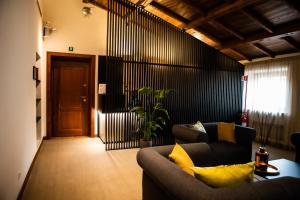 un soggiorno con divano e cuscini gialli di The Place 217 a Roma
