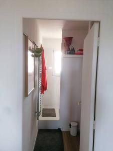 pasillo con puerta a un baño con ducha en Tamarina, en Guéthary