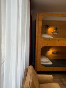 ケルンにあるBlack Sheepの木製のキャビネット(枕付)が備わる客室です。