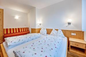 1 dormitorio con 1 cama grande con sábanas azules en Maurerhof Morgenrot, en Maranza