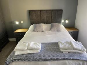 una camera da letto con un letto e due asciugamani di The Roade House a Northampton