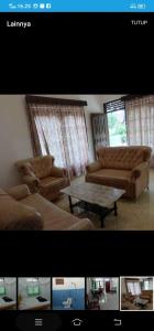 uma sala de estar com um sofá e uma mesa de centro em Matraville guesthouse em Tuktuk Siadong