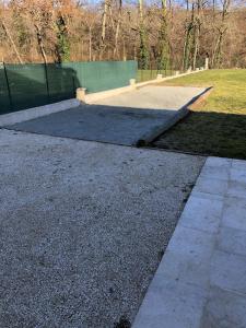 een betonnen oprit met een schaatsbaan in een park bij Maison neuve 8 couchages in Ginestet