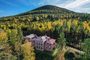 an aerial view of a large house in the woods at Conciërgewoning van het gerechtsgebouw. 