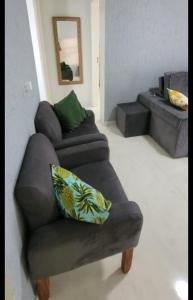 馬蒂尼奧斯的住宿－Casa mobiliada recém reformada，客厅配有椅子和沙发