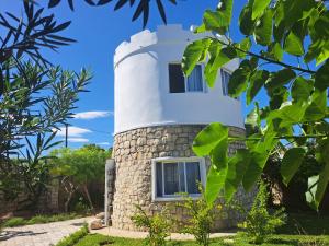 une maison avec une tour en haut dans l'établissement Aux 2 Métis, à Toliara