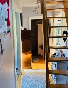 un pasillo con una escalera de caracol que conduce a una sala de estar en Gelbes Haus bei Mardorf am Steinhuder Meer, en Rehburg-Loccum
