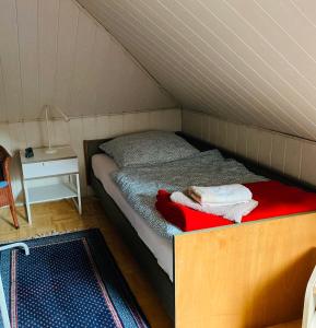 Habitación pequeña con cama en una tienda en Gelbes Haus bei Mardorf am Steinhuder Meer, en Rehburg-Loccum