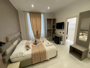 1 dormitorio con 1 cama grande y espejo en Affittacamere Flori, en La Spezia