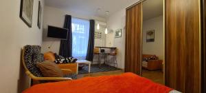 una camera da letto con soggiorno dotato di divano e specchio di Apartment Old Cracow a Cracovia