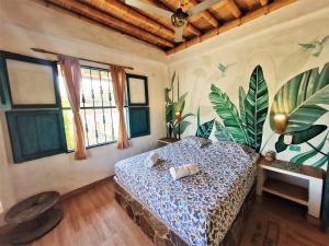 1 dormitorio con 1 cama con 2 almohadas en Casa frente al mar Chevere Beach, en Puebloviejo