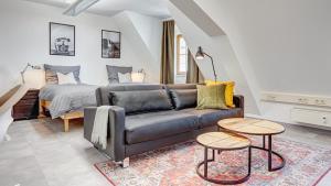uma sala de estar com um sofá e uma cama em Pressehaus Apartment Obermarkt Spa em Mühlhausen
