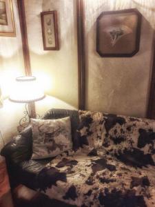 sala de estar con sofá y lámpara en Casa Antelao, en San Vito di Cadore