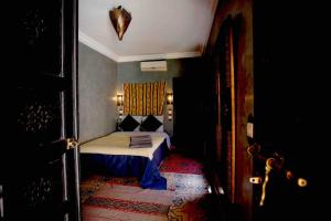 una piccola camera con un letto in una stanza di Riad En exclusivité a 99 euros avec 5 chambres a Marrakech